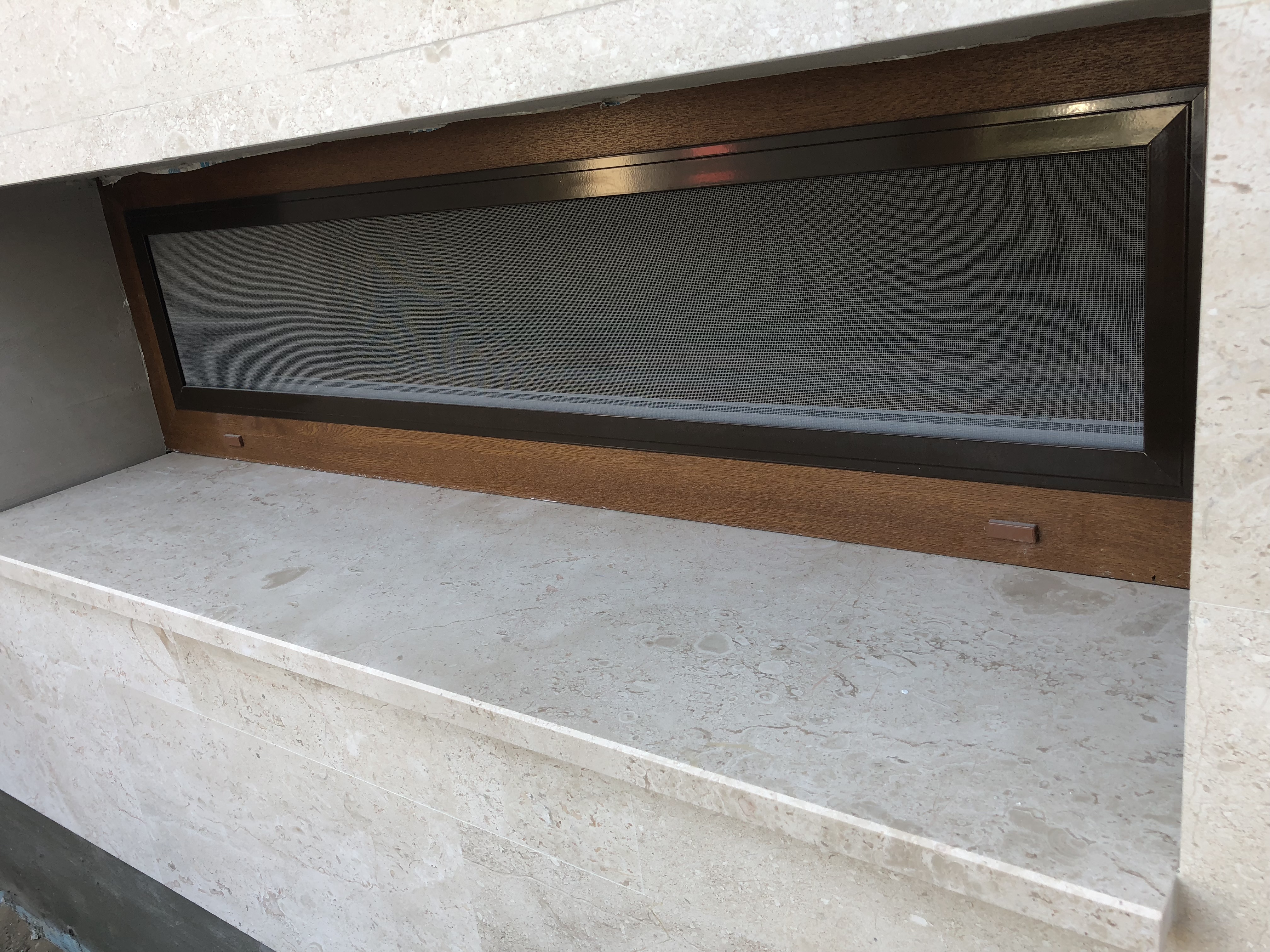 Breccia Sarda Mészkő ablakpárkány x3cm vastagság, fényes felülettel, teljes megmunkálással, vízorral ellátva