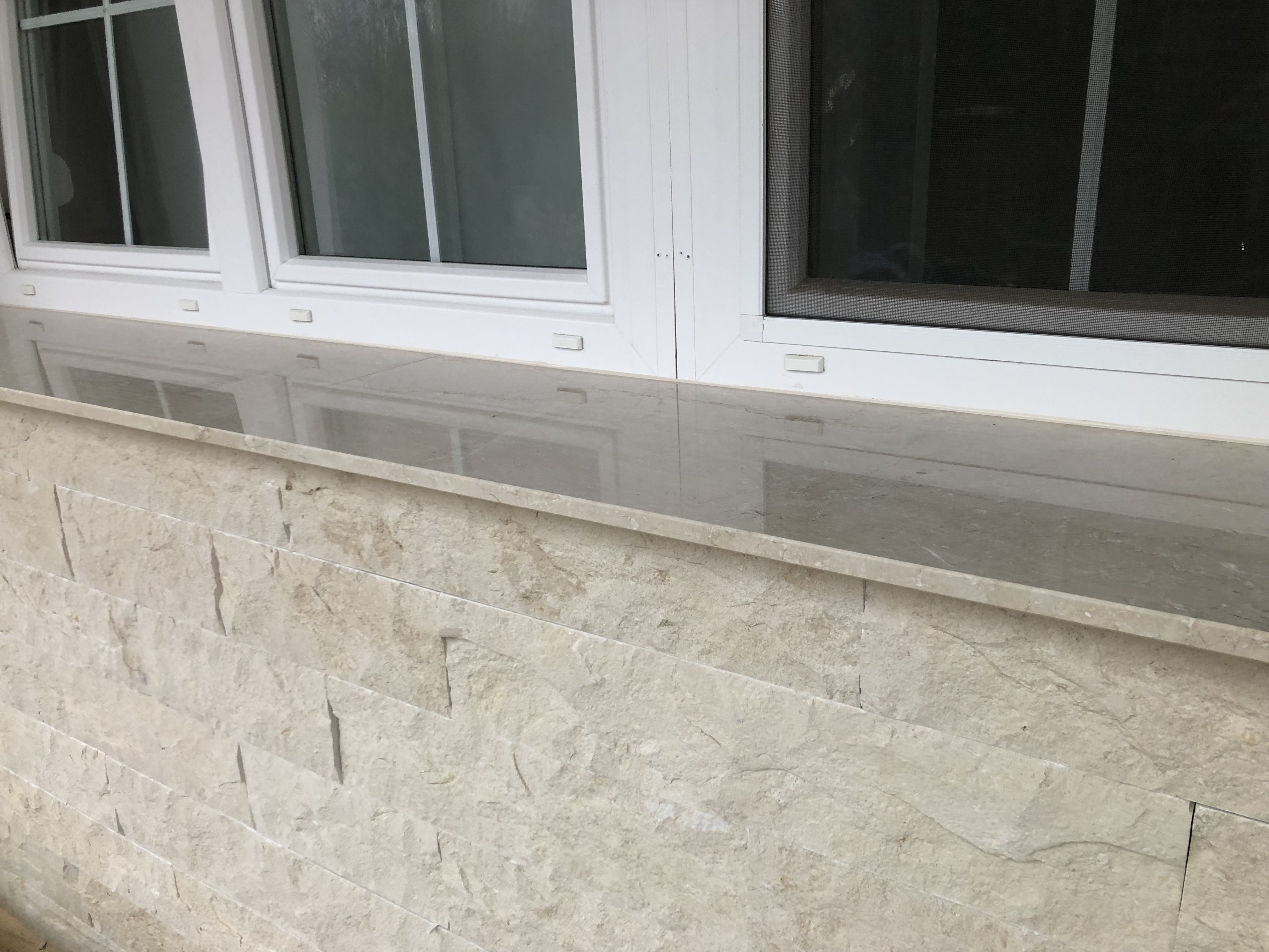 Botticino márvány ablakpárkány 2 cm vastagságban, felületkezeléssel! A homlokzatburkolat is nagy tételben megtalálható cégünknél!